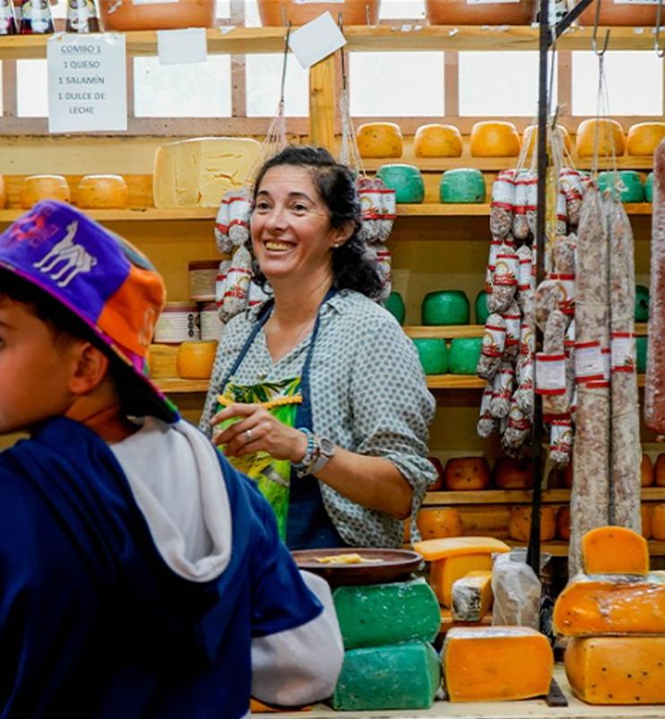 Atención en el local de venta, entre quesos y chacinados