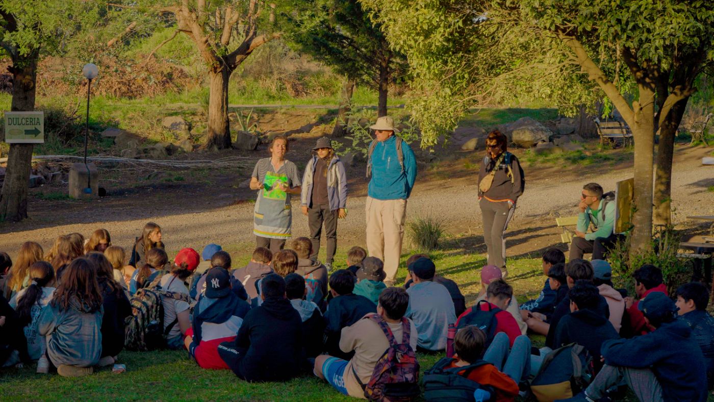 Contingente escolar escuchando la explicación sobre la elaboración de los dulces en el parque de Dulcería El Cazador, Tandil