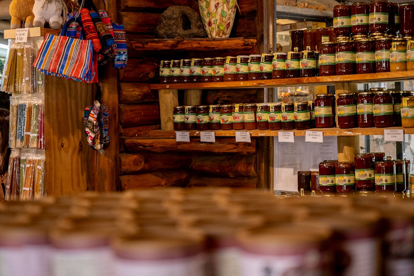 Estantes con dulces artesanales El Cazador de manzana, membrillo y naranja en la dulcería de Tandil