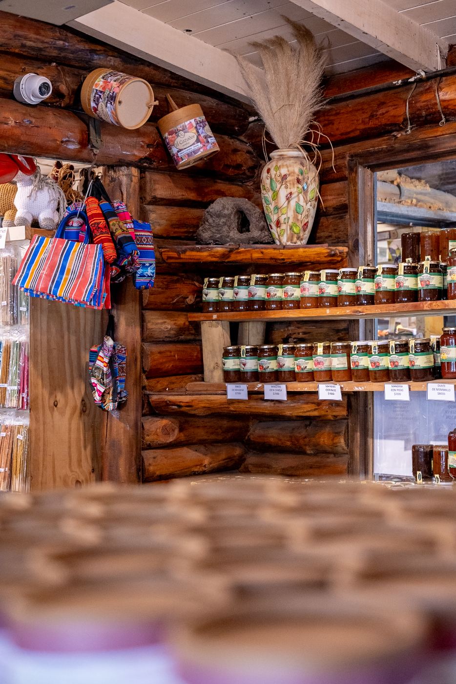 Pared de troncos con dulces caseros El Cazador y tejidos regionales de Tandil